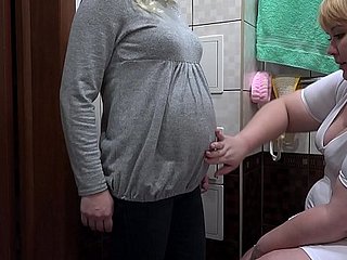 Una enfermera hace que para una MILF enema lechoso embarazada en el coño peludo y masajes su vagina. Los procedimientos de cierre de forma inesperada en el orgasmo. lesbianas fetiche.