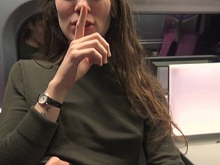 Sizzling be wild about gadis kecil molek dalam kereta api