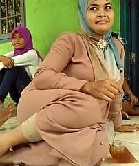 Schöne indonesische Misreport at hand Hijab
