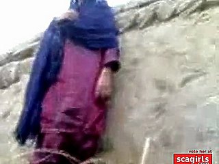 shire putain de fille pakistani cacher contre particle de mur