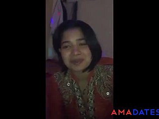 tia paquistanês lê poema sujo sujo na língua Punjabi