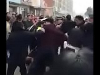 Mulher chinesa adiar suas calças lutando com policiais