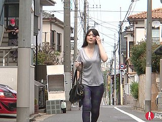 Lindo peituda spotted Asian Rie Tachikawa dá titjob e patos como aspirador de pó