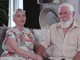Granny Bonnie Nilsen rất thích được fucked bởi cô trưởng thành chồng