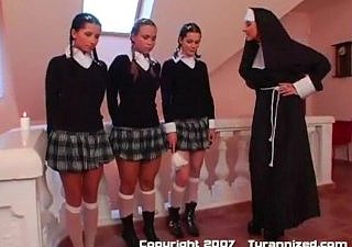 Drei Schülerinnen und eine Nonne