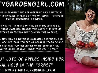 Dirtygardengirl messo un sacco di mele dentro il suo buco anale nella foresta