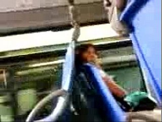 Dick parpadeando a una mujer emocionante en el autobús