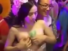चीनी चैरिटी स्तन निचोड़