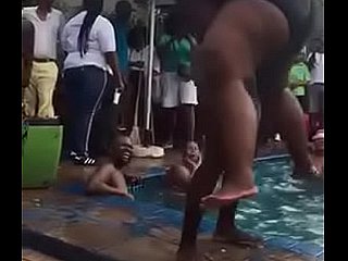 Grote zwarte mama in zwembadpartij