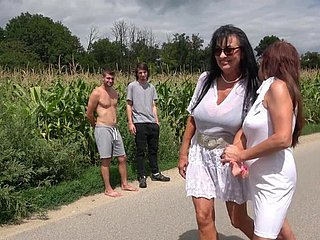 Horny Matures Emily Devine và Lilian Black Get fucked Outdoors