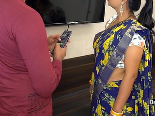 Hint Bhabhi açık Hintçe sesli seks için TV tamircisi baştandı