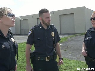 Deux policiers baisés ont arrêté le mec noir et lui fountain-head lécher les twats