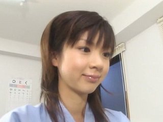 Teeny Asian Teen Aki Hoshino visita al médico para el chequeo
