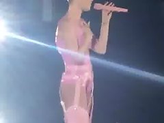Katy Perry memamerkan pantatnya di konser