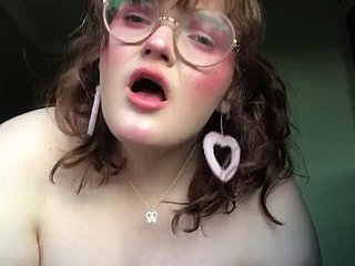 British BBW relating to occhiali si masturba sulla webcam