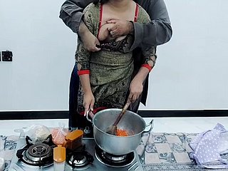 Pakistani Dorffrau Frau just about der Küche gefickt, während sie mit klarem Hindi -Audio kochen