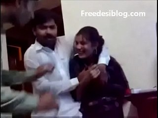 Pakistani Desi Girl en Boy genieten nearby hostelkamer