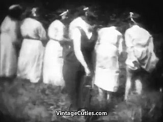 Sultry Mademoiselles est fessée dans Boonies (millésime des années 30)