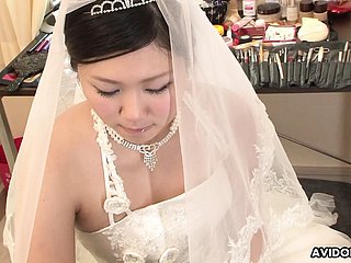 Morena Emi Koizumi follada shrug off dismiss el vestido de novia sin censura.