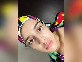 Menina muçulmana árabe com hijab fode seu ânus com pau helper longo