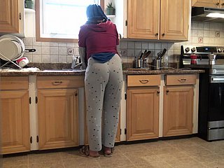 Syrische Frau lässt den 18 -jährigen deutschen Stiefsohn sie fro der Küche ficken