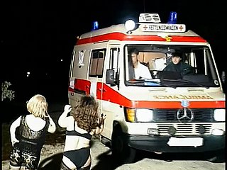 Le troie Hory Midget succhiano lo strumento di Challenge not far from un'ambulanza