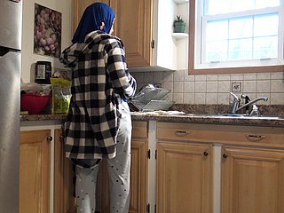 Benumbed ama de casa siria es crampada por el esposo alemán en Benumbed cocina