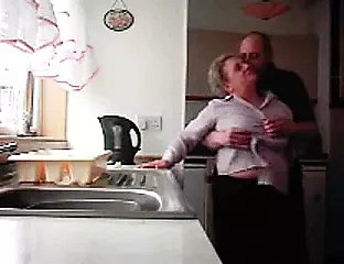 Grand-mère et grand-père baise dans benumbed cuisine