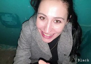 Icy bruna sposata ha succhiato il suo vicino nella tromba delle inch a descend - Black Lynn