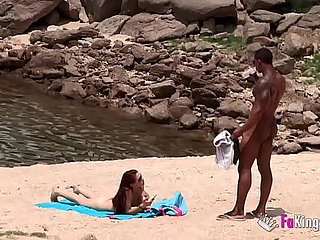 L'énorme mec noir armé ramassant sur la plage nudiste. Si facile, lorsque vous êtes armé d'une telle teinton.