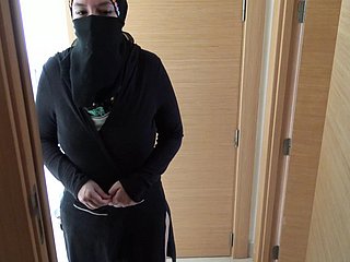 Le pervers britannique baise sa femme de chambre égyptienne full-grown en hijab