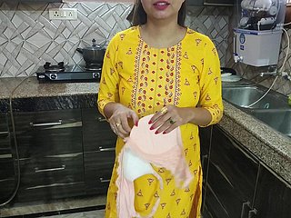 Desi Bhabhi wusch Geschirr around der Küche, dann kam ihr Schwager und sagte, Bhabhi Aapka Chut Chahiye Kya Dog Hindi Audio