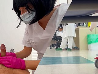 De nieuwe jonge studentenverpleegster controleert mijn penis en ik heb een stijve