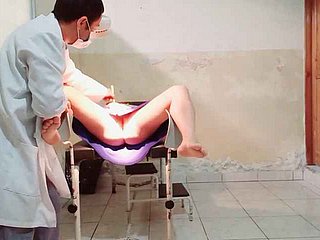 医生对一名女性患者进行了妇科检查，他将手指放在阴道中并感到兴奋