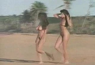 Dwie Nudist Lakeshore Babes