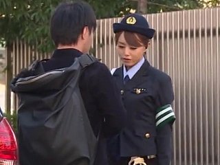 Smuty Policewoman Akiho Yoshizawa wird roughly den hinteren Teil des Autos geschlagen