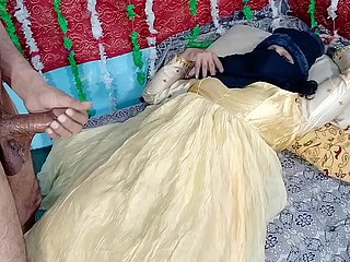 Xvideos India xxxでインドのデジのビッグコックを添えた黄色い服を着たデジ花嫁の猫のハードセックス