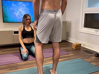 Karısı alır ve kocalar arkadaşından egzersiz yaparken yoga pantolonunda creampie alır