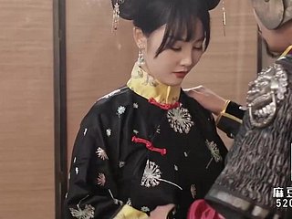 Chinese prinses houdt forefront haar krijger en zijn lul.