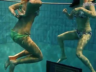Adolescentes increíblemente sexy y perfectos bajo el agua