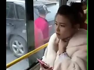 Ragazza cinese baciata. Close to autobus.