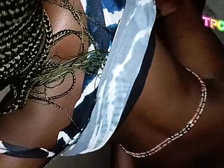 Congo zwart koppel bedrijft de liefde hardcore seks concerning de ene hoek van het kerkhuis