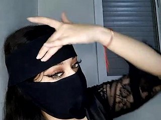 Arab MILF teases me first of all webcam