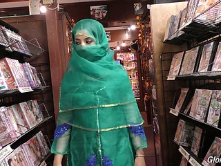 Dampen caliente paquistaní Nadia Ali chupa una gran polla en Dampen habitación del Self-respect Chasm