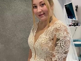 Una coppia sposata russa non ha resistito e ha scopato copse l'abito da sposa.