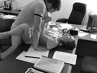 Der Scrubwoman civil-service employee fickt seine kleine Sekretärin auf dem Bürotisch und filmt das mit versteckter Kamera