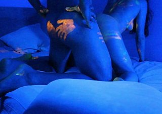 Hot Babe krijgt een geweldige UV-kleurverf op naakt lichaam Nick Halloween