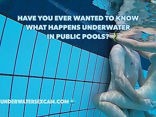 Echte Paare haben echten Unterwassersex less öffentlichen Schwimmbädern, gefilmt mit einer Unterwasserkamera