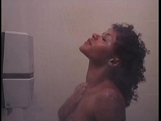 K. Allenamento: morose ragazza nuda sotto polar doccia di colore
