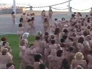 Cinco mil mulheres vagabundas ar livre nuas